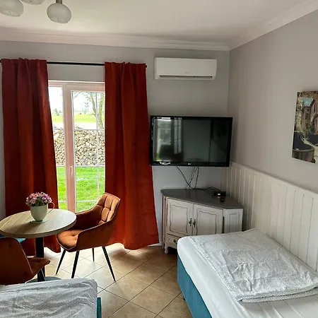 Forteca, Goscinne Nad Stawem Frühstückspension Dzierżoniów
